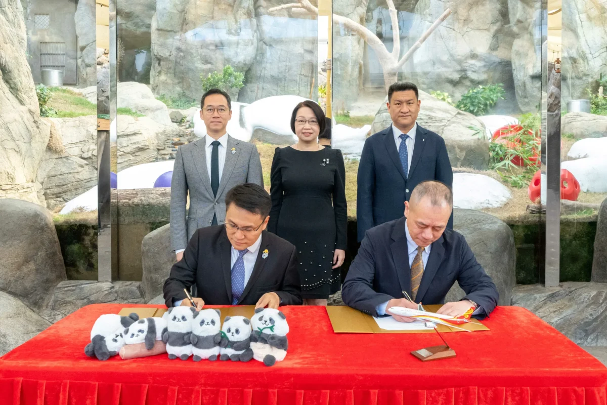 Hong Kong Airlines and Ocean Park launch panda-themed aeroplane